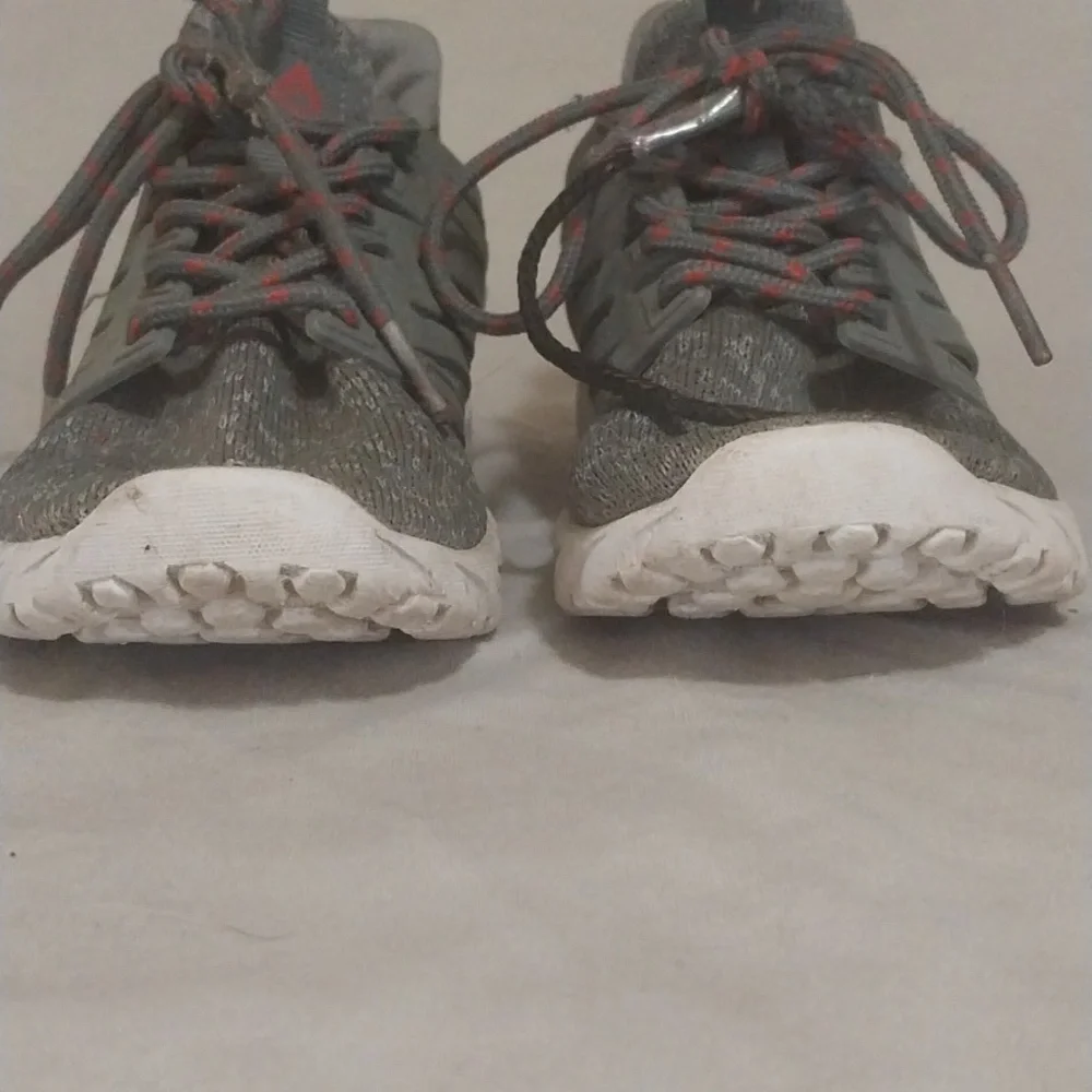 LA Gear Gray and Red Athletic Sneakers Boys 2